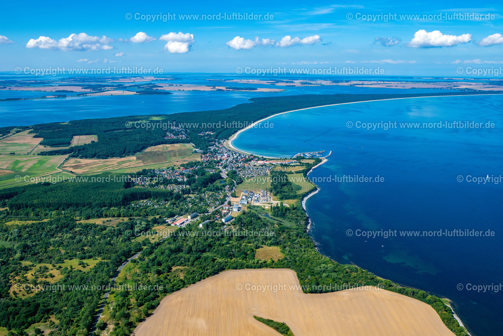 Glowe_Rügen_ELS_8069100822 | GLOWE 10.08.2022 Ortsansicht an der Meeres-Küste der Ostsee bei Rügen in Glowe im Bundesland Mecklenburg-Vorpommern. Weiterführende Informationen bei: Gemeinde Glowe. // Townscape on the seacoast of the baltic sea at Ruegen in Glowe in the state Mecklenburg - Western Pomerania. Further information at: Gemeinde Glowe. Foto: Martin Elsen