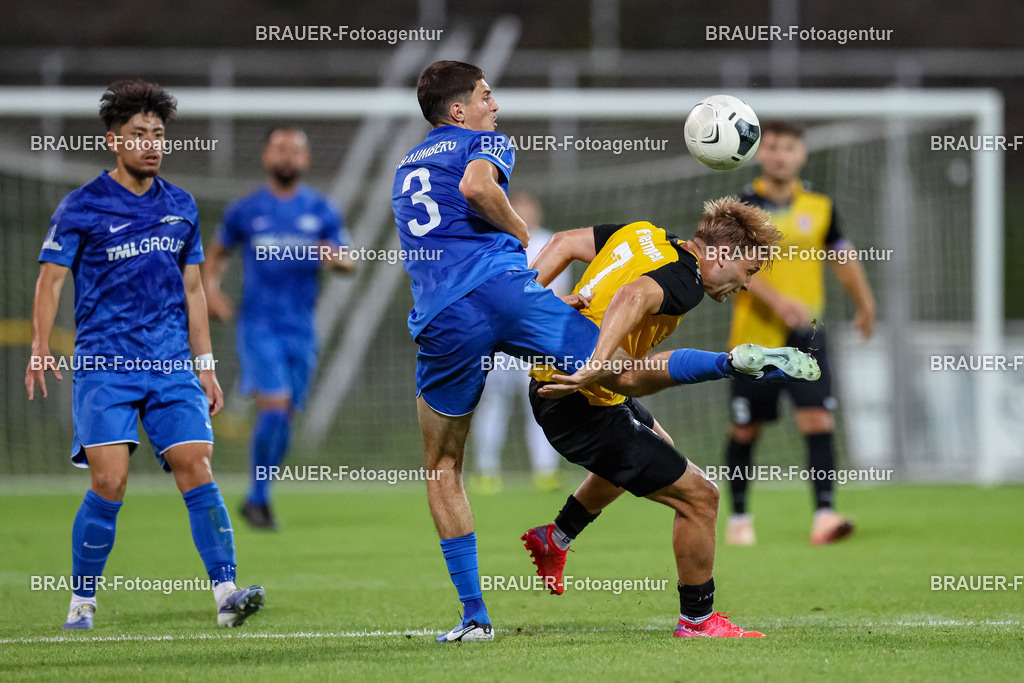 SB_KFCBAU_20250815_5303.JPG -  - KFC Uerdingen - SF Baumberg - Oberliga Niederrhein | Krefeld, Deutschland, 15.08.25: Paolo Aurelio Piccinini (SF Baumberg) und Alexander Lipinski (KFC Uerdingen) im Kampf um den Ball während des Oberliga Niederrhein Spiels zwischen KFC Uerdingen - SF Baumberg in der Grotenburg Stadion am 15. August 2025 in Krefeld, Deutschland. (Foto von Stefan Brauer/Brauer-Fotoagentur)