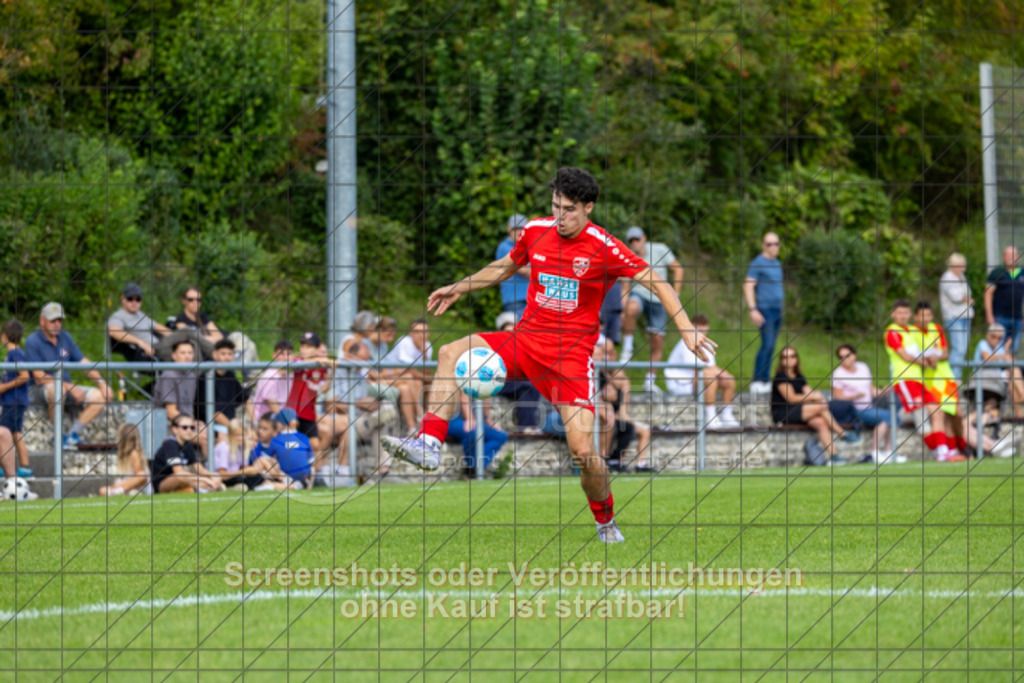 20250831_151733_0359 | #,TSG Salach (weiß) vs. SV Ebersbach (rot), Fußball, Bezirksliga - Bezirk Neckar/Fils, 02. Spieltag, Saison 2025/2026, Rasensportplatz, Staufenecker Straße, 73084 Salach, 31.08.2025 - 15:00 Uhr,Foto: PhotoPeet-Sportfotografie/Peter Harich