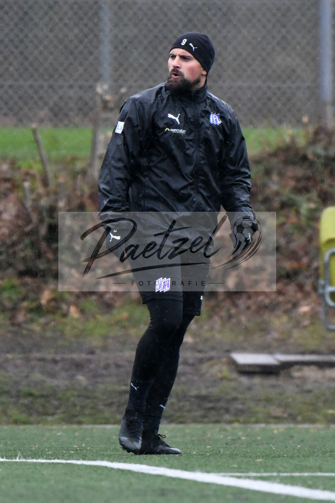 20200213_TRAOSN_0043 | Fussball, Herren: Marcos Alvarez (VfL Osnabrueck) schaut waehrend der Trainingseinheit des VfL Osnabrueck im Sportpark Illoshoehe am 13.02.2020 in Osnabrueck, Deutschland. - Realisiert mit Pictrs.com