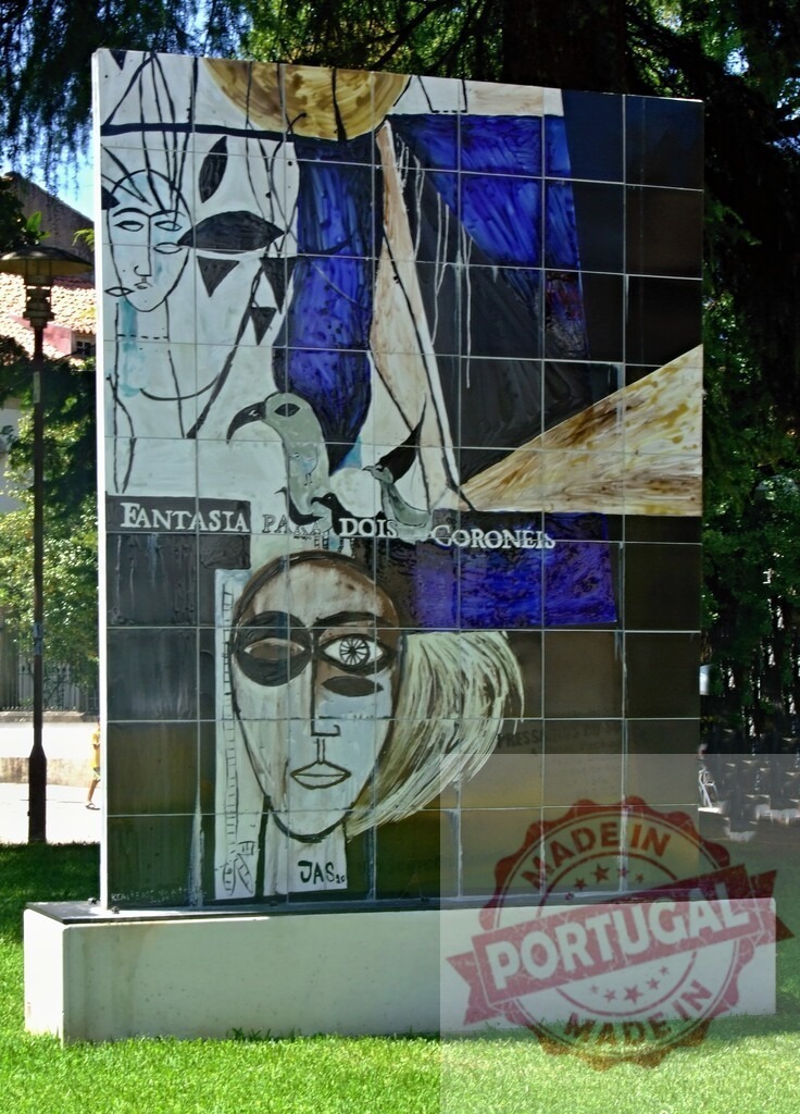 Mural Fantasia para Dois Coronéis at Praça da República Belém | Abstract ceramic tile mural featuring faces and birds on display in a public park - Realisiert mit Pictrs.com