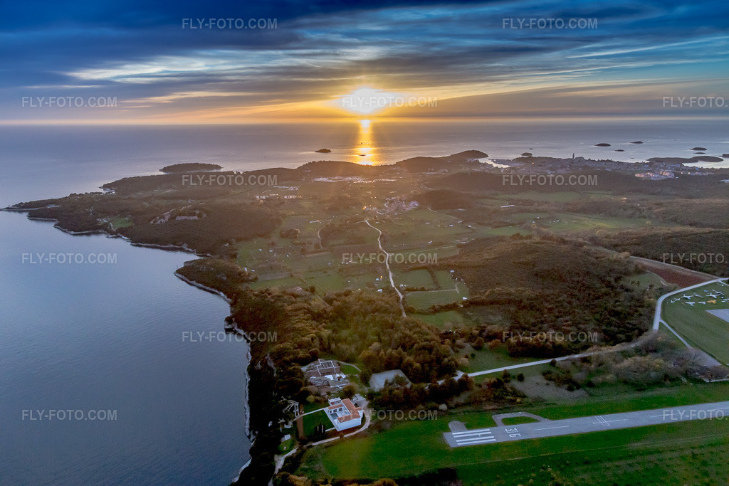 Aerial view: Reflection of the setting sun on the water surface of the Adriatic Sea in Istria - Istarska zupanija in Vrsar in the state Gespanschaft Istrien, Croatia. – Photo: IMG_106498.jpg taken on 04/14/2018 by Werner Riehm/FLY-FOTO.com – Resolution of the original: 5472 x 3648 px