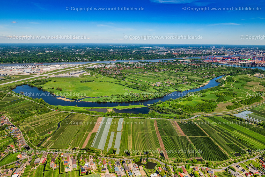 Hamburg_Finkenwerder_ELS_8213090525 | HAMBURG 09.05.2025 Ortsansicht der Straßen und Häuser der Wohngebiete des Stadtteils Finkenwerder am Ufer der Fluss- verlaufs der Elbe in Hamburg. // Town View of the streets and houses of the residential areas in the city district Finkenwerder by the river- side of Elbe in Hamburg in Germany. Foto: Martin Elsen