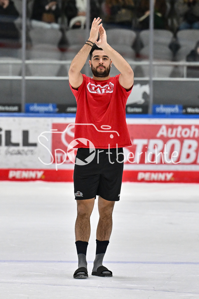 Augsburger Panther - Löwen Frankfurt  | Das Team der Augsburger Panther feiert zusammen mit den Fans dem Heimspieg gegen Frankfurt / DEL: Augsburger Panther - Loewen Frankfurt, Curt Frenzel Stadion am 12.01.2025 / Nicholas BAPTISTE (Augsburger Panther 73)