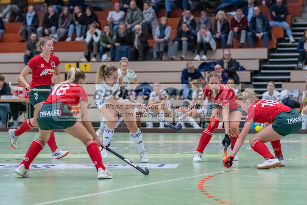 HK_20221126_101762 | 1. Bundesliga ( Halle ) Damen Crefelder HTC - Düsseldorfer HC am 27.11.2022 Crefelder HTC, Krefeld , Luca Scheuten ( Düsseldorfer HC #20 ) , Krings Lynn ( Crefelder HTC #19 )