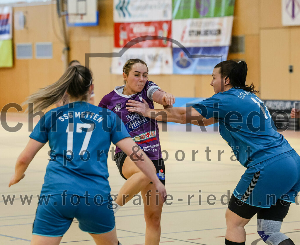 2024-02-24_027_SpVgg_Altenerding_gegen_SSG_Metten_Frauen | Erding, Deutschland, 24.02.2024:
Handball, Bezirksoberliga Frauen Altbayern 2023 / 2024, 15. Spieltag, SpVgg Altenerding gegen SSG Metten, Endergebnis: 32:28

Alexandra Venus (SSG Metten, #17), Lena Prem (SpVgg Altenerding, #5), Ramona Achatz (SSG Metten, #11)

Foto: Christian Riedel / fotografie-riedel.net