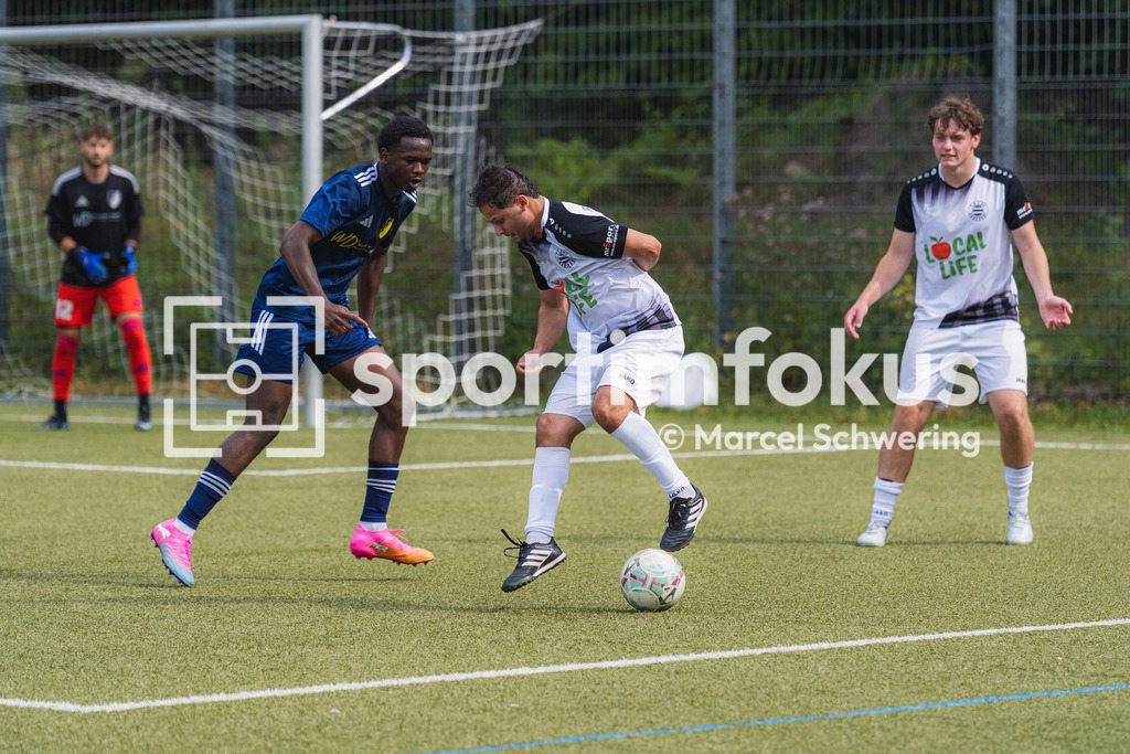 Wuppertaler Tennis-Stadtmeisterschaften | Yousef Rasoli (TSV 05 Ronsdorf) im Dribbling. TSV 05 Ronsdorf gegen SC 1920 Oberhausen, Niederrheinpokal, 1. Runde, Kunstrasenplatz Sportplatz Parkstraße, Wuppertal, 09.08.2026. - Realisiert mit Pictrs.com