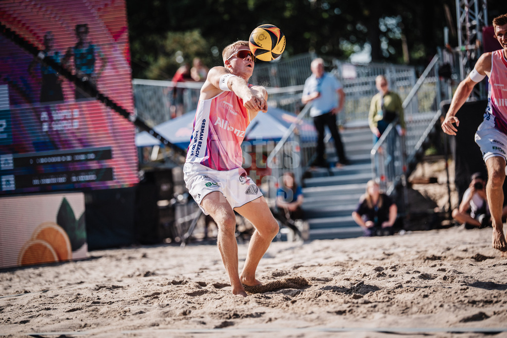 Beachvolleyball | Frauen | Deutsche Meisterschaften 2025 Timmendorfer Strand | 04.09.2025 | Georg Wolf nimmt den Ball an