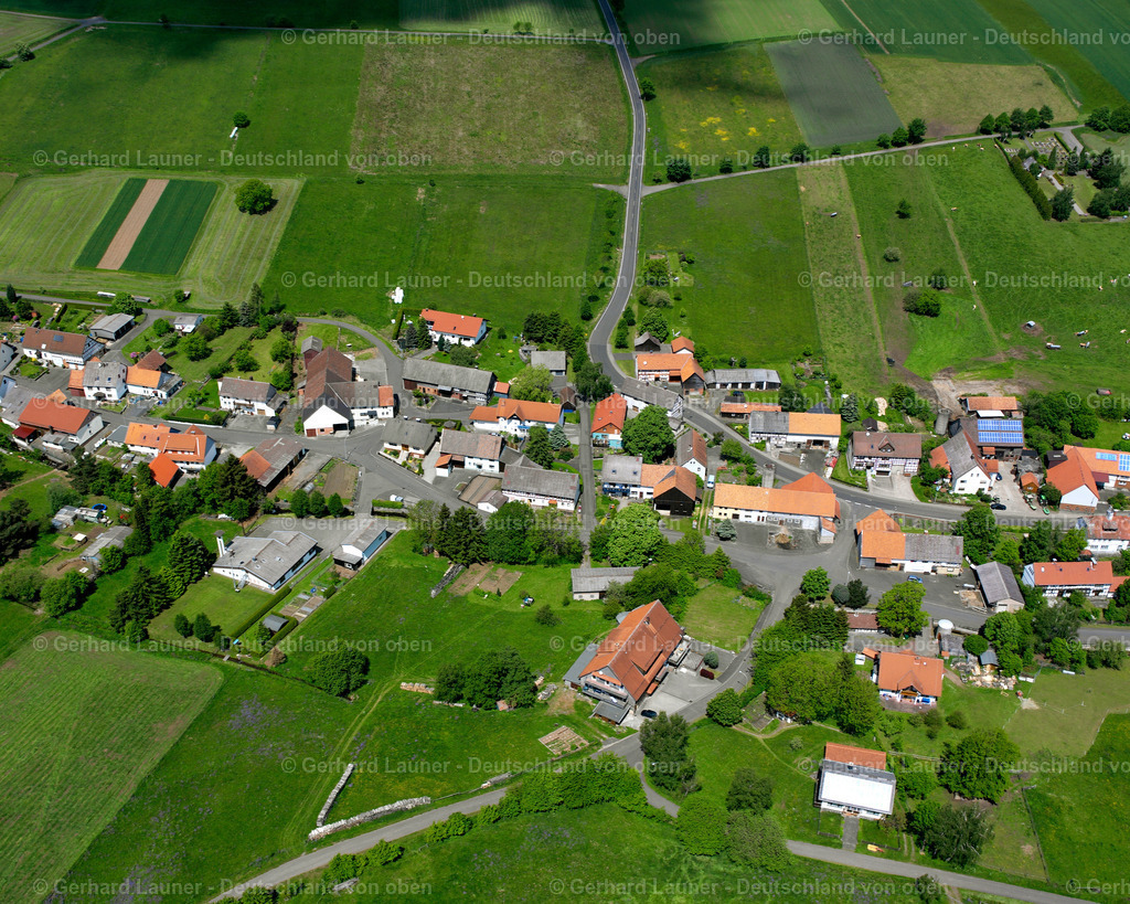 2614052 | EICHELHAIN 09.06.2006 Landwirtschaftliche Nutzflächen und Feldgrenzen  umsäumen das Siedlungsgebiet des Dorfes in Eichelhain im Bundesland Hessen, Deutschland // Agricultural land and field boundaries surround the settlement area of the village  in Eichelhain in the state Hesse, Germany Foto: Gerhard Launer