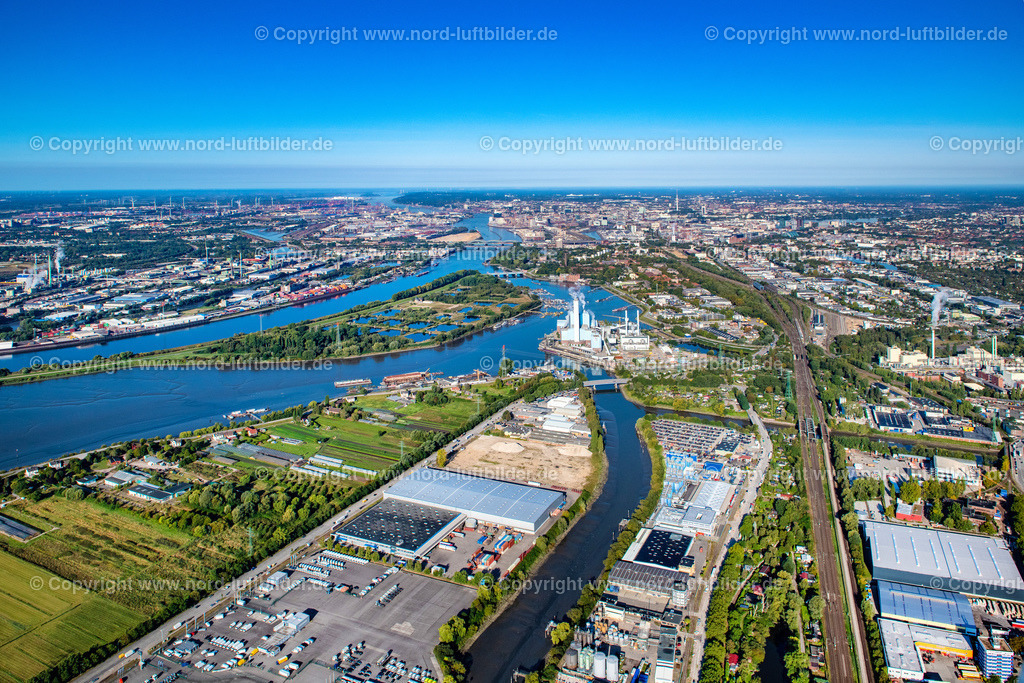 Hamburg_Kaltehofe_Elbinsel_ELS_3566220922 | HAMBURG 22.09.2022 Industrie- Denkmal der stillgelegten technischen Anlagen und Produktionshallen des Geländes der "Wasserkunst Elbinsel Kaltehofe" an derk Billwerder Bucht an der Straße Kaltehofe-Hauptdeich in Hamburg, Deutschland. Weiterführende Informationen bei: HPA Hamburg Port Authority,  Stiftung Wasserkunst Elbinsel Kaltehofe. // Industrial monument of the technical plants and production halls of the premises of "Wasserkunst Elbinsel Kaltehofe" at the barrage Billwerder Bucht on street Kaltehofe-Hauptdeich in Hamburg, Germany. Further information at: HPA Hamburg Port Authority,  Stiftung Wasserkunst Elbinsel Kaltehofe. Foto: Martin Elsen