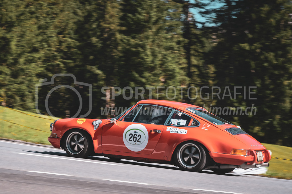 21. Arosa ClassicCar 2025 - 6. =September= 2025 | Urs Zellweger aus Zug (SUI) in einem Porsche ST aus dem Jahre 1969 mit Startnummer 262 am Arosa ClassicCar 2025 in der Kategorie Classic Trophy..@arosaclassiccar, @arosa.official, #arosaclassiccar, #arosa, #76curves, #classiccarBild: Sportfotografie Markus Aeschimann | www.markus-aeschimann.ch - Realisiert mit Pictrs.com