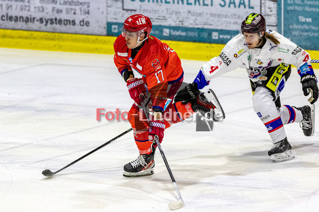 EC Peiting vs Deggendorfer SC | Eishockey Oberliga Süd 2023/2024, EC Peiting vs Deggendorfer SC, 20231119,
Duell zwischen Samuel PAYEUR (ECP 17) und Silvan HEIß (DSC 4),
2023-11-19 in Peiting (Eisstadion)
17 Samuel PAYEUR (ECP 17), 4 Silvan HEIß (DSC 4)
Copyright: WolfgangxLindner foto-lindner.de
