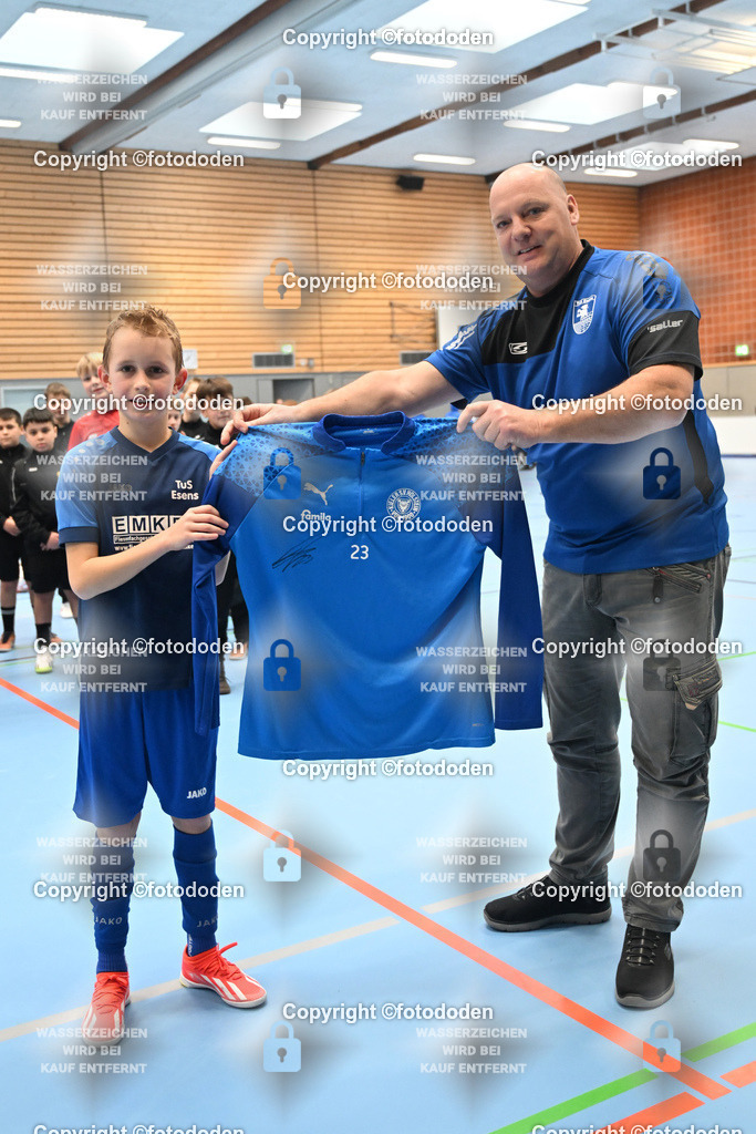 DSC_3705 | E-Jugend, Kmh-Schuss: Tom Schipper (TuS Esens, 74 Kmh)gewinnt ein Trikot mit Unterschrift von Bundesliga Spieler Lasse Rosenboom