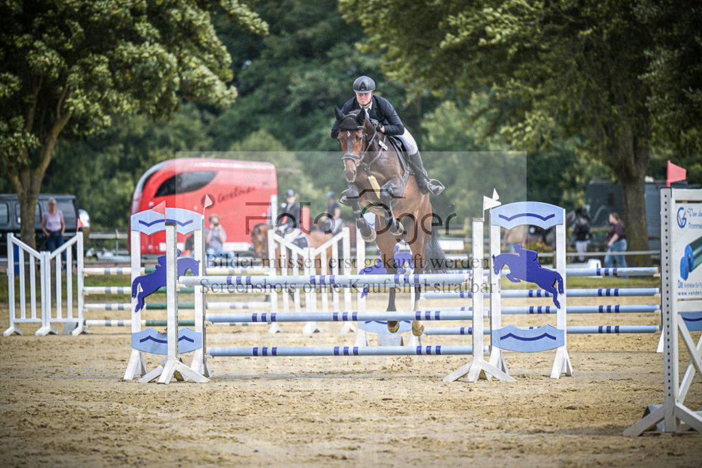DOS_4313 | Entdecke hochwertige Reitturnierfotos von Foto Oger. Professionell, emotional und authentisch – jetzt Lieblingsmomente im Shop bestellen.Deutschlandweite Turnierfotografie. - Realisiert mit Pictrs.com
