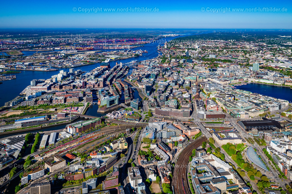 Hamburg_Mitte_Speicherstadt_ELS_0864270425 | HAMBURG 27.04.2025 Stadtansicht des Innenstadtbereiches " Mitte " an der Spitalerstraße in Hamburg, Deutschland. // City view on down town " Mitte " on street Spitalerstrasse in Hamburg, Germany. Foto: Martin Elsen