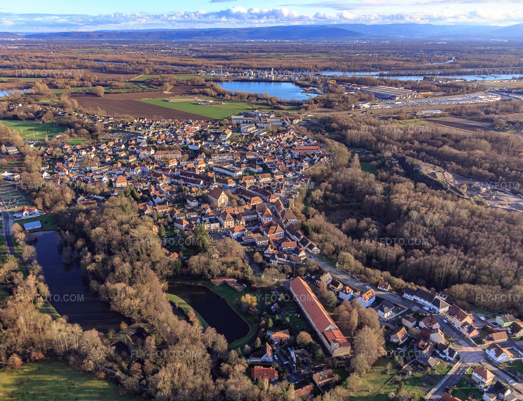 Aerial view: City overview from the west in Lauterbourg in the state Bas-Rhin, France. – Photo: IMG_135725.jpg taken on 01/03/2023 by Werner Riehm/FLY-FOTO.com – Resolution of the original: 4679 x 3589 px