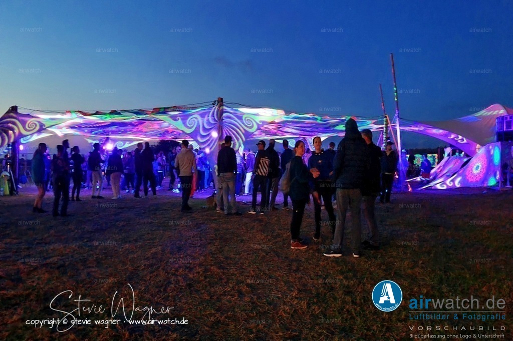 Bachblyten® Festival 2023 | Entdecken Sie atemberaubende Luftbilder und Fotografien auf airwatch.de - Tauchen Sie ein in eine Welt voller faszinierender Aufnahmen aus der Vogelperspektive.
