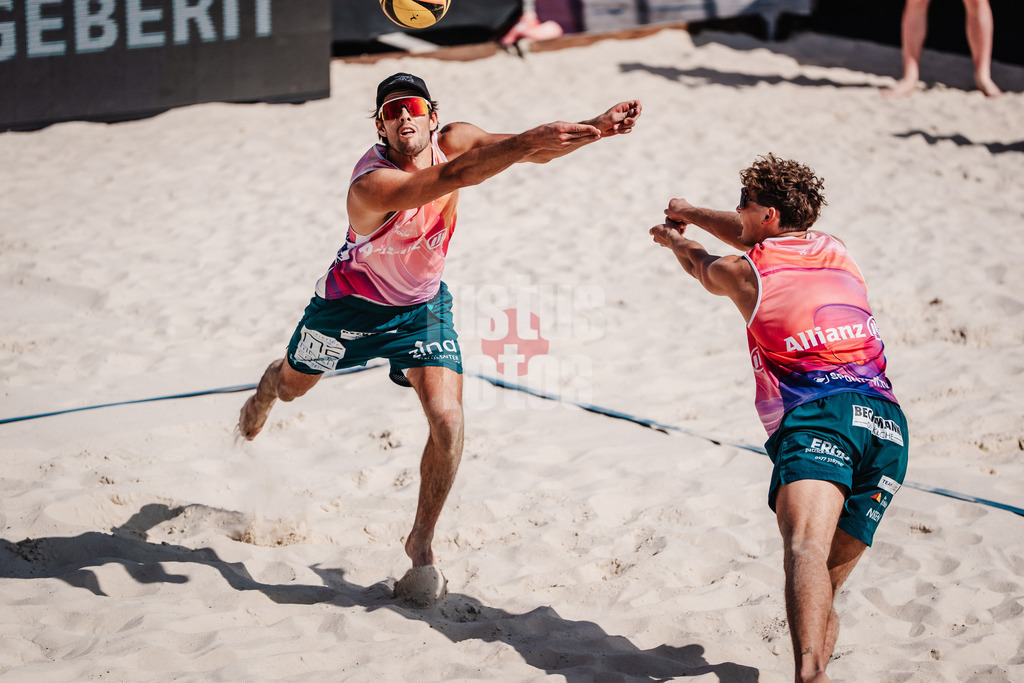 Beachvolleyball | Männer | Allianz German Beach Tour 2025 | Tourstop Bremen | 14.06.2025 | Niklas Held spielt den Ball