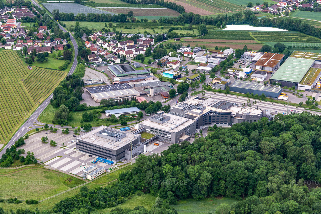 Luftbild: Vetter-Pharma GmbH & Co. KG im Ortsteil Torkenweiler in Ravensburg im Bundesland Baden-Württemberg in Deutschland. Foto: IMG_131969.jpg vom 26.05.2022 durch Werner Riehm/FLY-FOTO.deExperte für aseptisch abgefüllte Injektionssysteme | Vetter