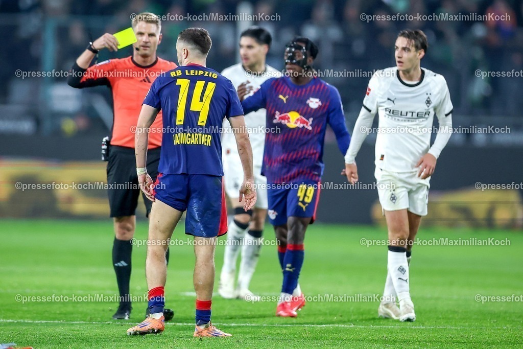 BMG28112501050 | 28.11.2025, Fußball, Borussia Mönchengladbach - RB Leipzig, 1. Fußball Bundesliga, 12.Spieltag, Borussia-Park, Saison 2025 2026: Schiedsrichter Timo Gerach zeigt Christoph Baumgartner (RB Leipzig #14) die Gelbe Karte für das Foulspiel an Florian Neuhaus (Borussia Mönchengladbach #10) DFB regulations prohibit any use of photographs as image sequences and or quasi-video.