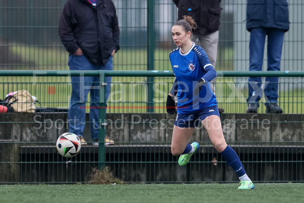 Fussball, Testspiel Frauen, Hamburger SV - 1. FFC Turbine Potsdam | v.li.: Mia Schmid (1. FFC Turbine Potsdam, 6) am Ball, Freisteller, Einzelbild, Ganzkörper, Aktion, Action, Spielszene