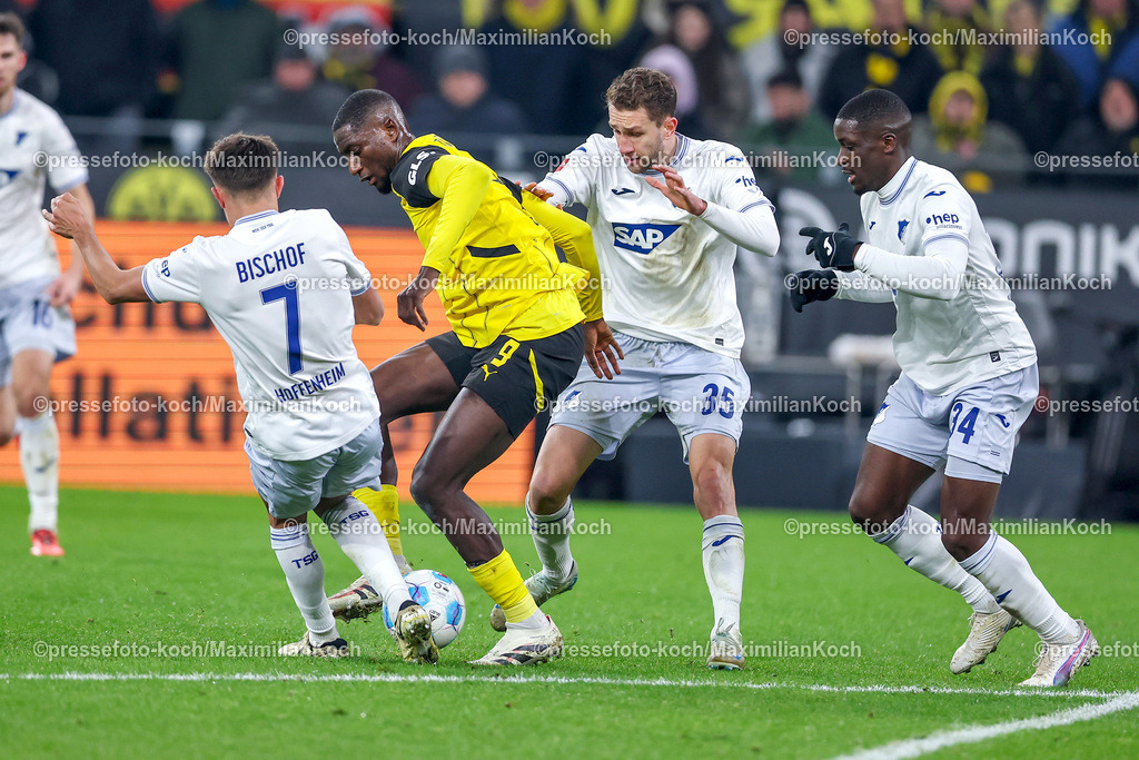 BVB15122401067 | 15.12.2024, Fußball, Borussia Dortmund - TSG 1899 Hoffenheim, 1. Fußball Bundesliga, 14. Spieltag, Signal Iduna Park, Saison 2024 2025: Serhou Guirassy (BVB #9) im Zweikampf gegen Tom Bischof (Hoffenheim #7), Arthur Chaves (Hoffenheim #35) und Stanley Nsoki (Hoffenheim #34)DFB regulations prohibit any use of photographs as image sequences and or quasi-video.