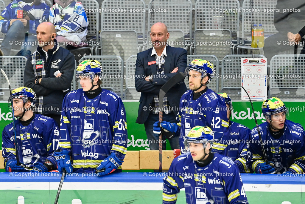 EC IDM WÄRMEPUMPEN VSV vs. Steinbach Black Wings Linz | Spielerbank EC VSV, Herbert Hohenberger Sportdirektor EC VSV,  Patrick Machreich Goaltending Coach EC VSV, C IDM WÄRMEPUMPEN VSV vs. Steinbach Black Wings Linz, EC IDM WÄRMEPUMPEN VSV vs. Steinbach Black Wings Linz am 28.11.2025 in Villach (Stadthalle Villach), Austria, (Photo by Bernd Stefan)