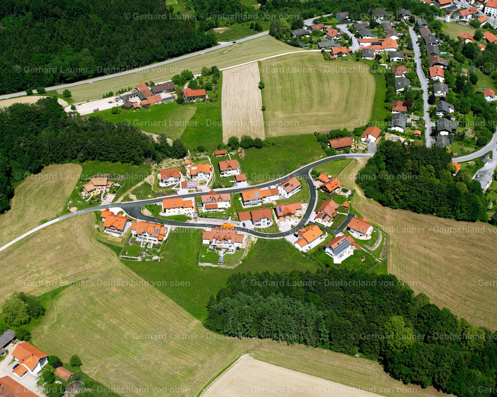 2600664 | REISCHACH 09.06.2006 Wald- Gebiete und Forstflächen umsäumen das Siedlungsgebiet des Dorfes in Reischach im Bundesland Bayern, Deutschland // Village - view on the edge of forested areas in Reischach in the state Bavaria, Germany Foto: Gerhard Launer