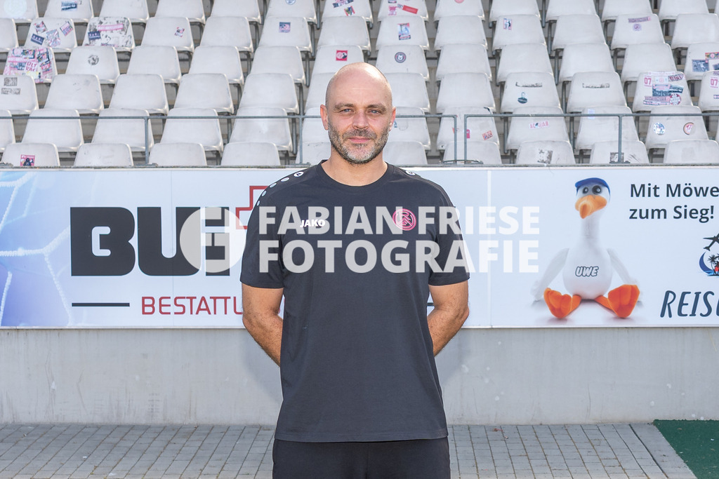 Rot-Weiss Essen; 3. Liga, Portraettermin 2026/2027, Foto: Eibner-Pressefoto/Fabian Friese | Matthias Gesenhues ( Leiter für Sportwissenschaften, Reha und Athletik),Rot-Weiss Essen; 3. Liga, Portraettermin 2026/2027, Foto: Eibner-Pressefoto/Fabian Friese - Realisiert mit Pictrs.com