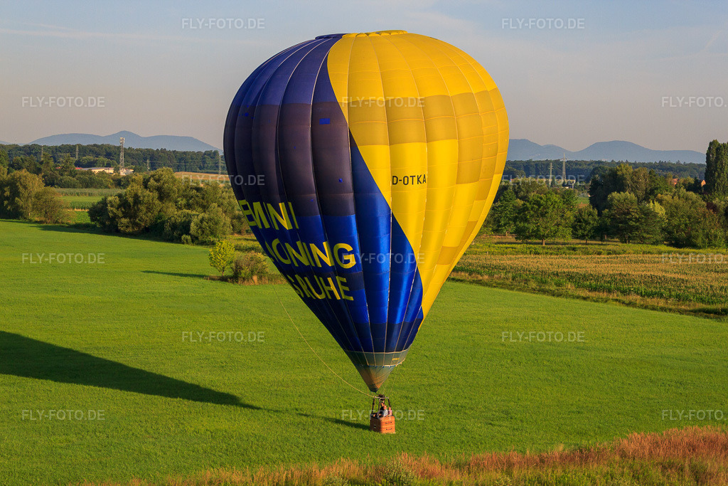 Luftbild: Landung eines Heissluftballons D-OTKA in Erlenbach bei Kandel im Bundesland Rheinland-Pfalz in Deutschland. Foto: IMG_70240.jpg vom 19.07.2014 durch Werner Riehm/FLY-FOTO.de