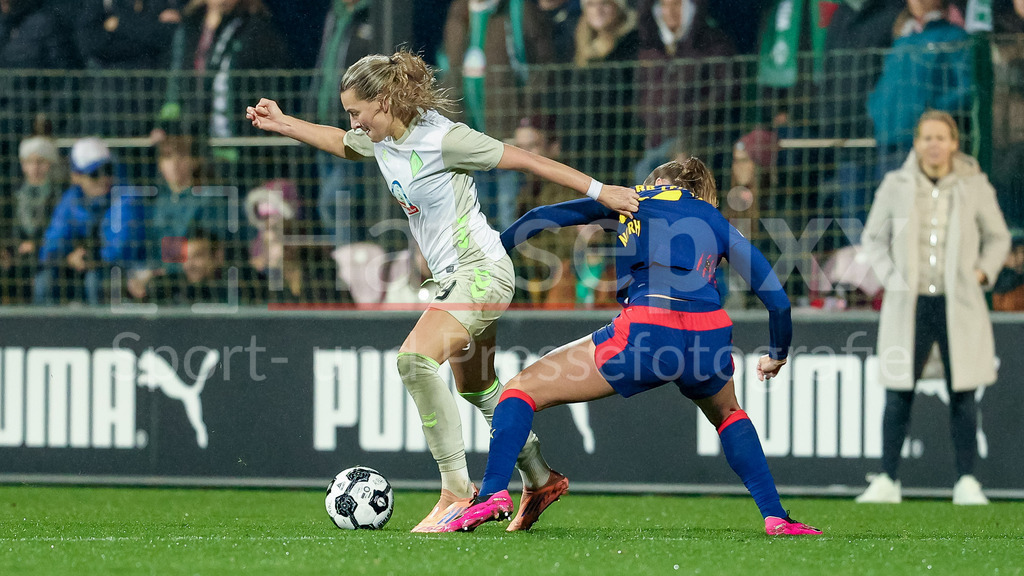 Fussball, DFB-Pokal Frauen, RB Leipzig - SV Werder Bremen | v.li.: Medina Desic (SV Werder Bremen, 9) und Andrea Norheim (RB Leipzig, 3) im Zweikampf, Duell, Dynamik, Aktion, Action, Spielszene, DIE DFB-RICHTLINIEN UNTERSAGEN JEGLICHE NUTZUNG VON FOTOS ALS SEQUENZBILDER UND/ODER VIDEOÄHNLICHE FOTOSTRECKEN. DFB REGULATIONS PROHIBIT ANY USE OF PHOTOGRAPHS AS IMAGE SEQUENCES AND/OR QUASI-VIDEO.