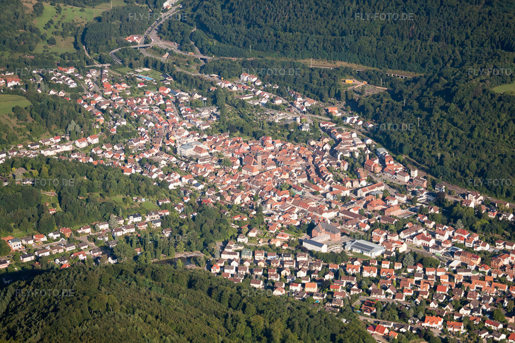 Luftbild: Ortsansicht der Straßen und Häuser der Wohngebiete in Annweiler am Trifels im Bundesland Rheinland-Pfalz in Deutschland. Foto: IMG_30951.jpg vom 07.08.2010 durch Werner Riehm/FLY-FOTO.de