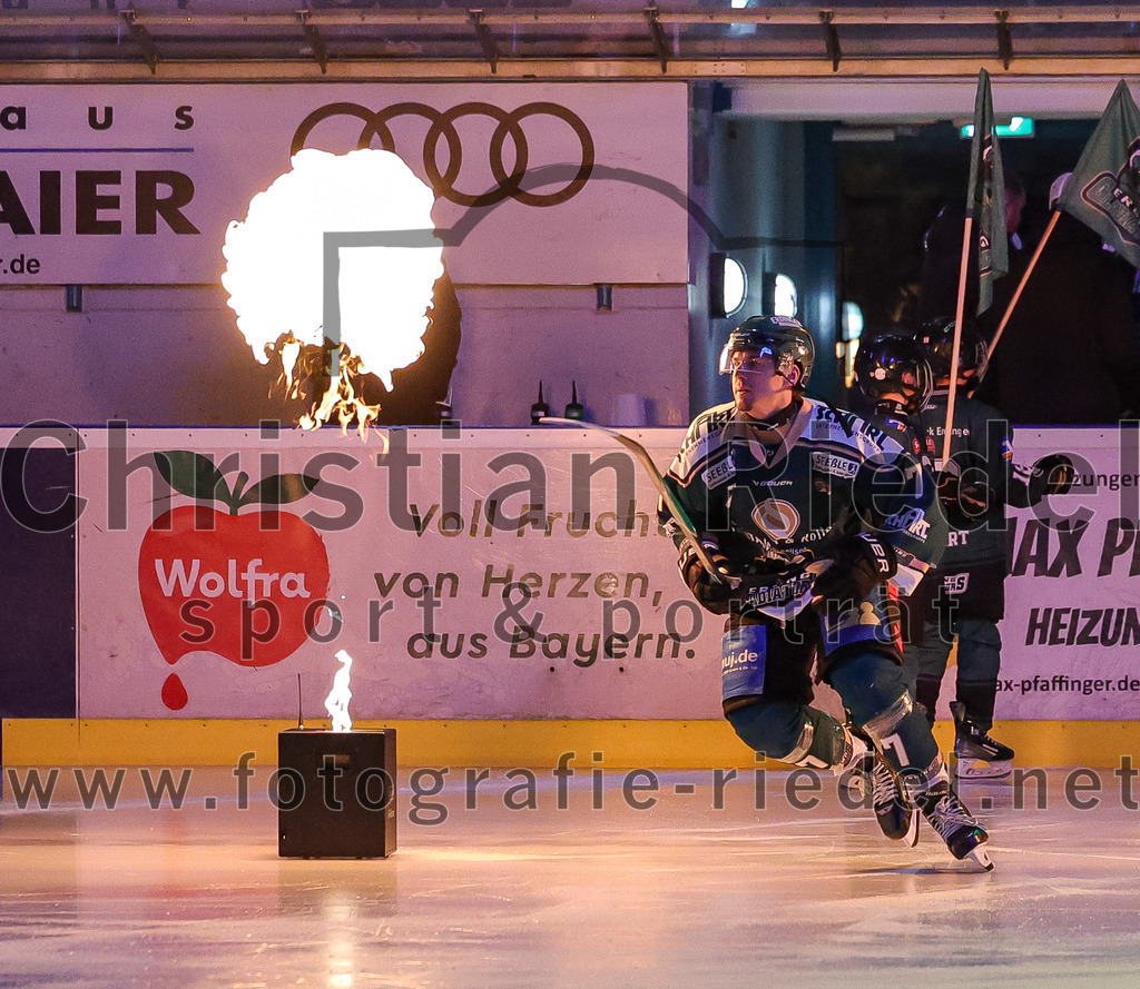 2025-12-23_016_TSV_Erding_gegen_Heilbronner_Falken | Erding, Deutschland, 23.12.2025:Eishockey, Oberliga Süd 2025 / 2026, 29. Spieltag, TSV Erding gegen Heilbronner Falken, Endergebnis: 5:4Louis Trattner (Erding Gladiators, #7)Foto: Christian Riedel / fotografie-riedel.net