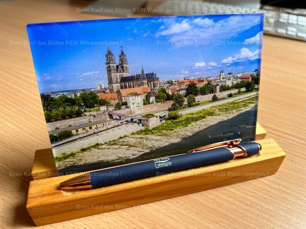 luftbild-magdeburg-dom-magdeburger-platte-steffen-lehmann_3589 | Ein Luftbild des Magdeburger Doms auf Acrylglas – ergänzt durch einen individuell angefertigten Holzaufsteller. Den Aufsteller ließ ich bei einem regionalen Tischler anfertigen. Die Idee dahinter war, der „Magdeburger Platte®“ nicht einfach irgendeine Halterung mitzugeben, sondern eine passende und wertige Lösung aus Holz.So entstand aus dem Luftbild von Magdeburg und dem handgefertigten Aufsteller ein kleines regionales Präsent, bei dem Fotografie und regionales Handwerk zusammenkommen. - Realisiert mit Pictrs.com
