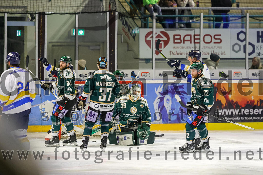 2025-12-05_122_TSV_Erding_gegen_Stuttgart_Rebels | Erding, Deutschland, 05.12.2025:Eishockey, Oberliga Süd 2025 / 2026, 23. Spieltag, TSV Erding gegen Stuttgart Rebels, Endergebnis: 5:6Markus Eberhardt (Erding Gladiators, #94), Thomas Matheson (Erding Gladiators, #37), Torwart Leon Meder (Erding Gladiators, #39), Grady Hobbs (Erding Gladiators, #22)Foto: Christian Riedel / fotografie-riedel.net