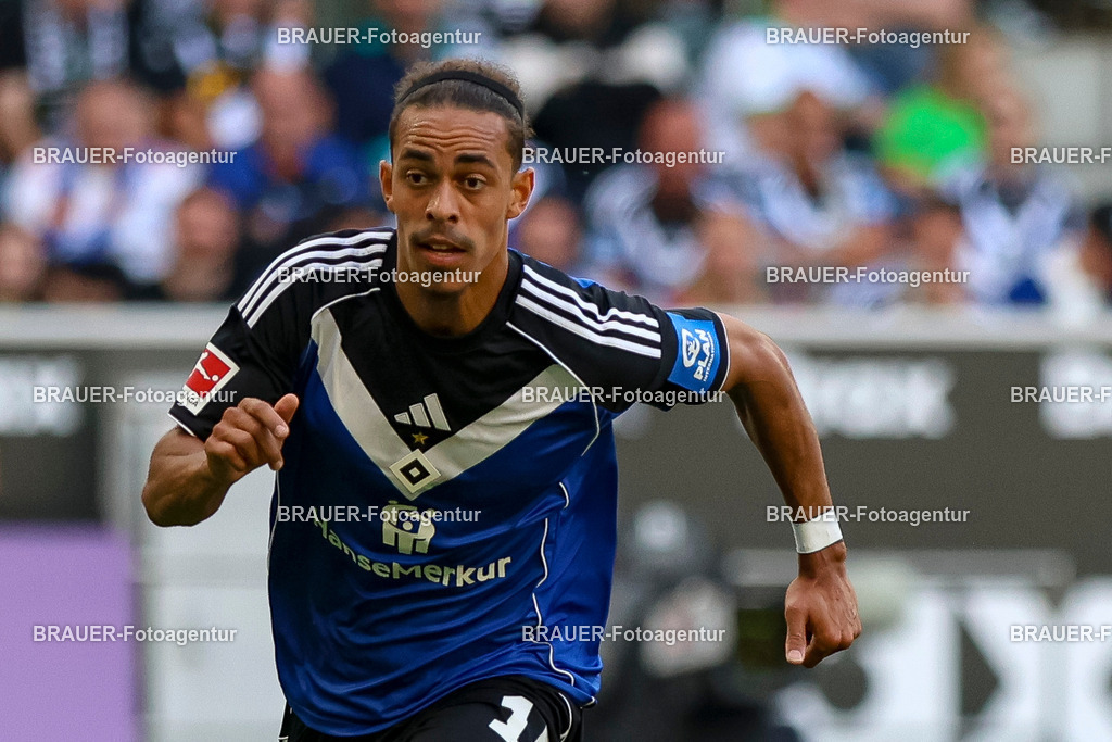 Borussia Mönchengladbach vs Hamburger SV - Bundesliga  | Mönchengladbach, Deutschland, 24.08.25:   Yussuf Poulsen (Hamburger SV) rennt waehrend des Spiels der Bundesliga zwischen Borussia Mönchengladbach vs Hamburger SV im Stadion im Borussia Park(Foto von Brauer-Fotoagentur / Adrian Schlueter)