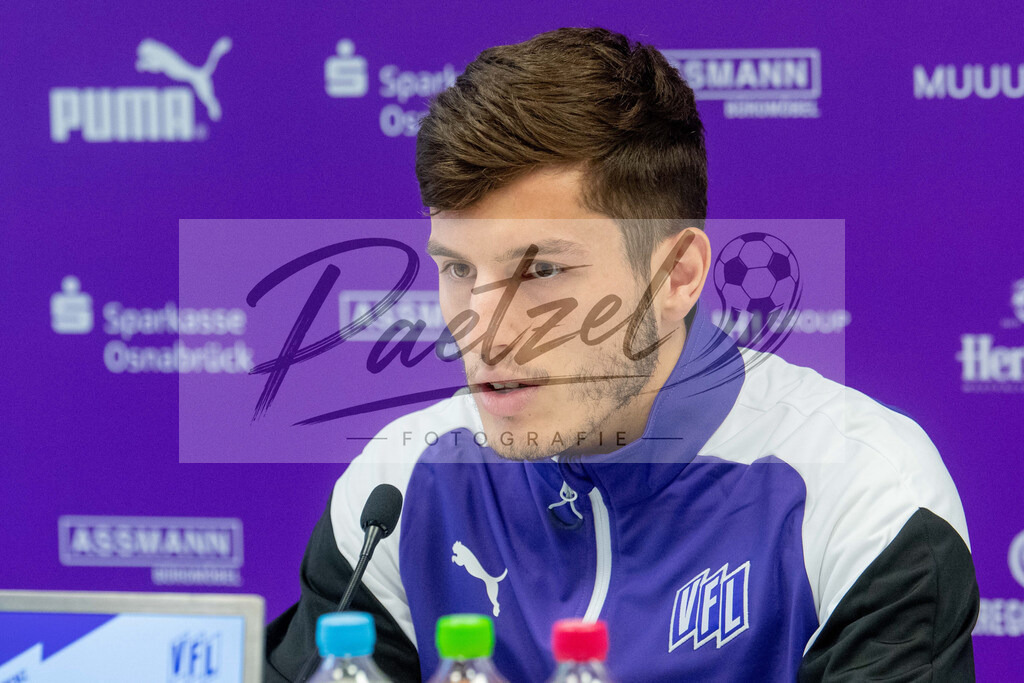 20200219_PKOSNA_0014 | Fussball, Herren: Bashkim Ajdini (VfL Osnabrueck) schaut waehrend der Pressekonferenz des VfL Osnabrueck im Presseraum des Stadion an der Bremer Bruecke am 19.02.2020 in Osnabrueck, Deutschland. - Realisiert mit Pictrs.com
