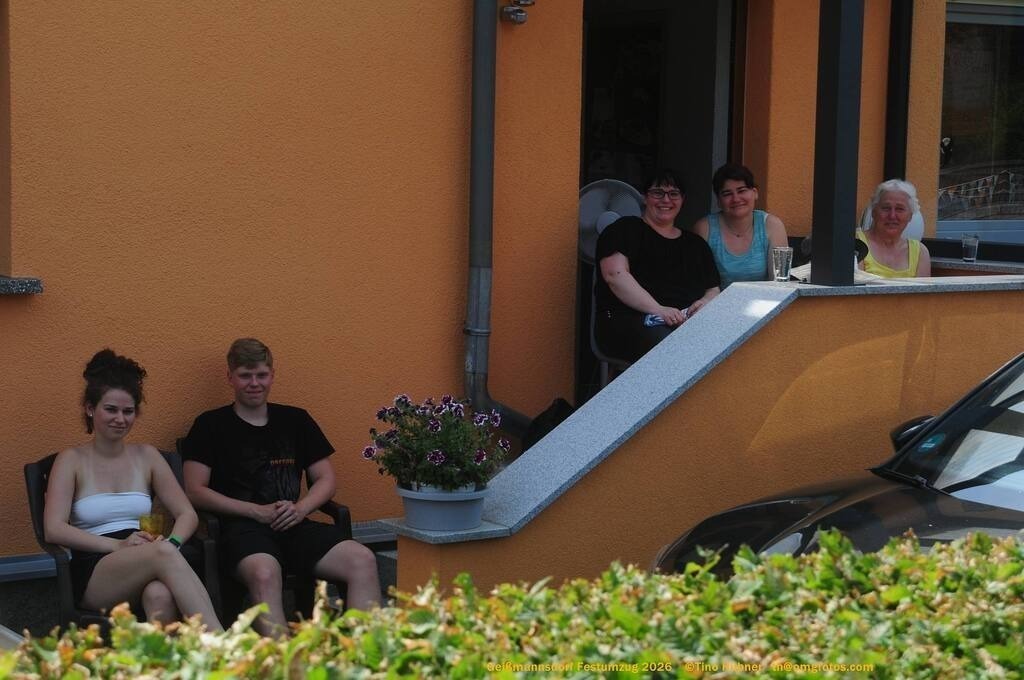 Geißmannsdorf-2026-Festumzug-018 | Festumzug in Geißmannsdorf bei Bischofswerda im Juni 2026. Fotografische Eindrücke und Momentaufnahmen vom Festumzug anläßlich des 800-jährigen Bestehens von Geißmannsdorf - mit Teilnehmern und Gästen, Strohpuppen und geschmückten Vorgärten und Grundstücken - Realisiert mit Pictrs.com