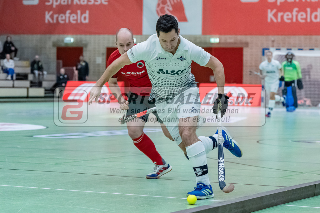 HK_20231216_107373 | 1. Bundesliga Herren  Crefelder HTC - Blau Weiß Köln am 16.12.2023 Sporthalle Glockenspitz, Krefeld , Sebastian Behr ( Blau Weiß Köln #21 ) , Ehling Jonathan ( Crefelder HTC #22 )