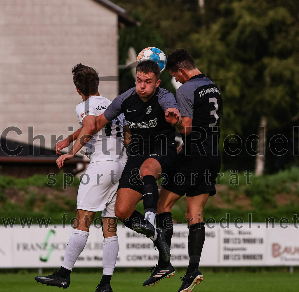 2023-08-08_074_FC_Moosinning_gegen_FC_Langengeisling | Moosinning, Deutschland, 08.08.2023:
Fußball, Bezirksliga Oberbayern Ost 2023 / 2024, 3. Spieltag, FC Moosinning gegen FC Langengeisling, Endergebnis: 0:4

Maximilian Lechner (FC Moosinning, #11), David Riederle (FC Langengeisling, #21), Michael Faltlhauser (FC Langengeisling, #3)

Foto: Christian Riedel / fotografie-riedel.net