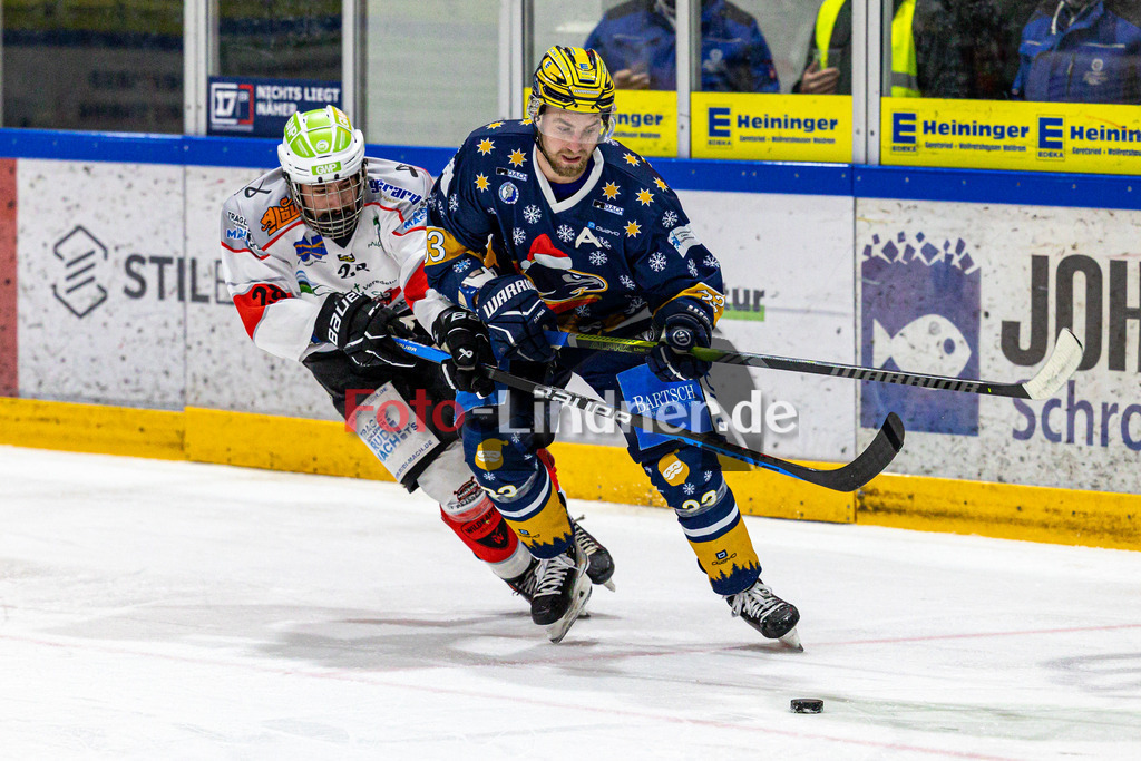 TSV Peißenberg Miners vs ESC River Rats Geretsried | Eishockey Bayernliga 2023/2024, TSV Peißenberg Miners vs ESC River Rats Geretsried,
Duell zwischen Denis DEGENSTEIN (Miners 28) und Stephan ENGLBRECHT (River Rats 33),
2023-12-26 in Geretsried (Eisstadion)
28 Denis DEGENSTEIN (Miners 28), 33 Stephan ENGLBRECHT (River Rats 33)
Copyright: WolfgangxLindner foto-lindner.de