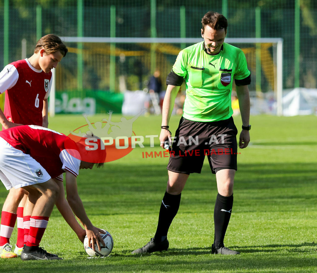 AUSTRIA U15 - MEXICO U15 | THOMAS SCHANDL (Austria #6) Gadler Philip (Referee) ; AUSTRIA U15 - MEXICO U15 am 29.04.2022 in Arnoldstein
(Sportplatz), AUSTRIA, (Photo by Ernst Krawagner sport-fan.at) - Realisiert mit Pictrs.com
