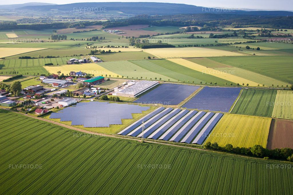 Luftbild: Panelreihen der Photovoltaikanlage und Solarpark bzw. Solarkraftwerk im Ortsteil Bredenborn in Marienmünster im Bundesland Nordrhein-Westfalen in Deutschland. Foto: IMG_65485.jpg vom 24.05.2014 durch Werner Riehm/FLY-FOTO.de