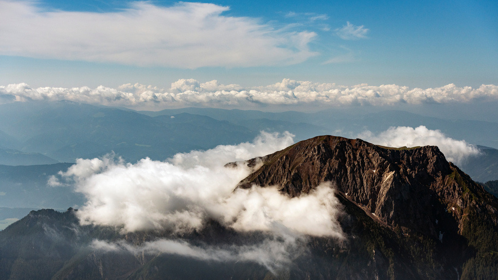 dr__0025745.jpg | EISENERZ 25.06.2019 Wolken am Gipfel der Tullingeralm in den Ennstaler Alpen in der Felsen- und Berglandschaft in Eisenerz in Steiermark, Österreich. // Clouds on Rocky and mountainous landscape of Tullingeralm in den Ennstaler Alpen in Eisenerz in Steiermark, Austria. Foto: Daniel Reiter