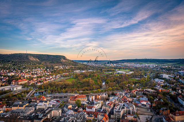 2024-04-06_18-54-54_480 | Blick über die Stadt Jena mit den Kernbergen im Hintergrund bei Sonnenuntergang und blauem Himmel, Jena, Thüringen, Deutschland - Realisiert mit Pictrs.com