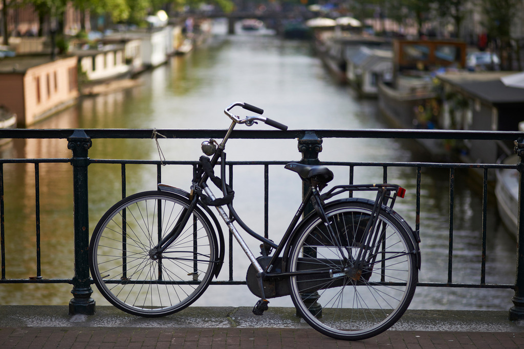 Abgestelltes Fahrrad an der Gracht | Amsterdam, Niederlande - July 14, 2014: Abgestelltes Fahrrad an der Gracht. - Realisiert mit Pictrs.com