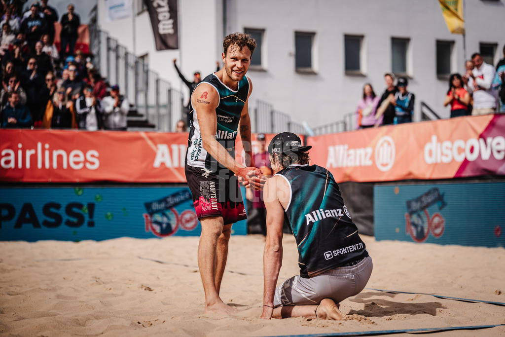 Beachvolleyball | Männer | Allianz German Beach Tour 2025 | Tourstop Berlin | 23.08.2025 | v.l. Eric Stadie-Seeber hilft Jannik Kühlborn auf die Beine
