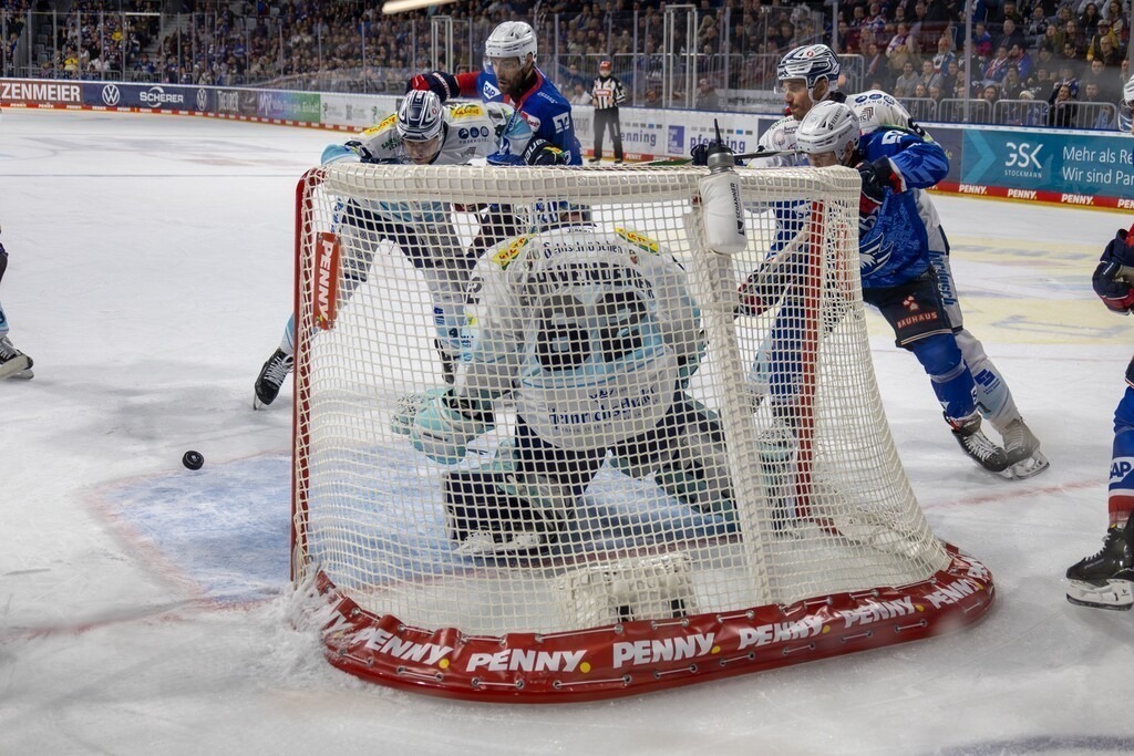 DEL, Deutsche Eishockey Liga Saison 2025/26, 20. Spieltag: Adler Mannheim gegen Dresdner Eislöwen | DEL, Deutsche Eishockey Liga Saison 2025/26, 20. Spieltag: Adler Mannheim gegen Dresdner Eislöwen - Realisiert mit Pictrs.com