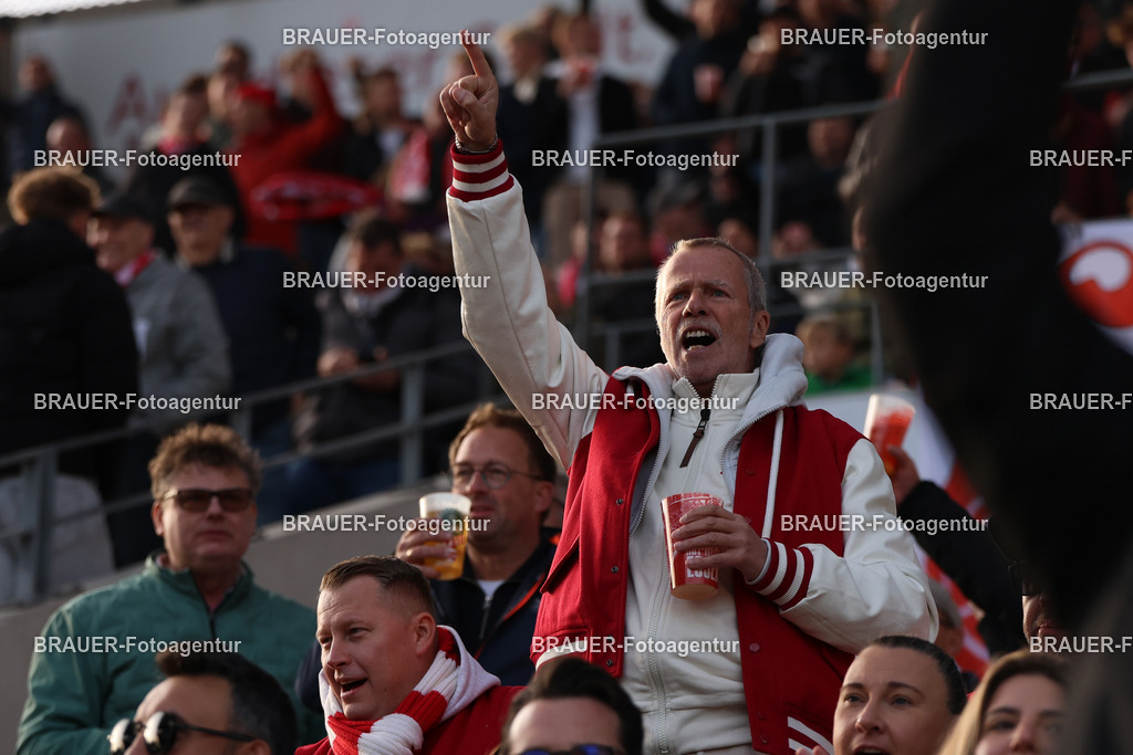 Rot-Weiss Essen - Viktoria Köln - 3.Liga | Essen, Deutschland, 18.10.2025Fan von Rot-Weiss Essen Jubelt nach dem Tor zum 1:0 während des 3.Liga Spiels zwischen Rot-Weiss Essen- Viktoria Köln im Stadion an der Hafenstraße am 01.08.2025 in Essen. (Foto von Timo Bluhmki-Schmidt/ Brauer Fotoagentur