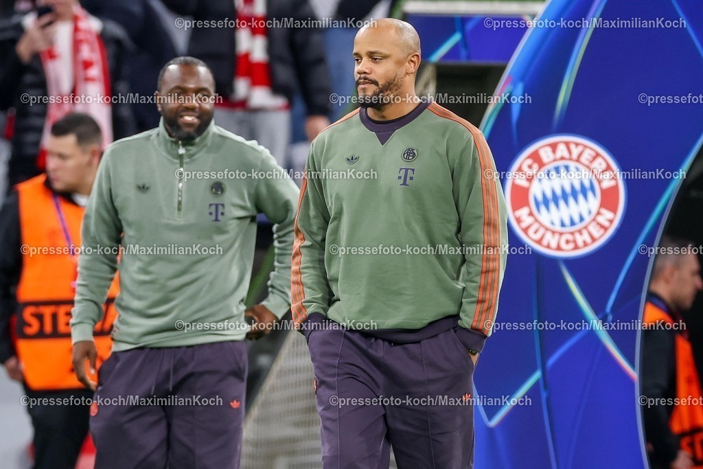 UCL22102501016 | 22.10.2025, Fußball, UEFA Champions League, FC Bayern München - Club Brügge, Allianz Arena, Saison 2025 2026: Cheftrainer Vincent Kompany (FC Bayern Muenchen #hc)  bei der Platzbegehung vor dem Spiel Regulations prohibit any use of photographs as image sequences and or quasi-video.
